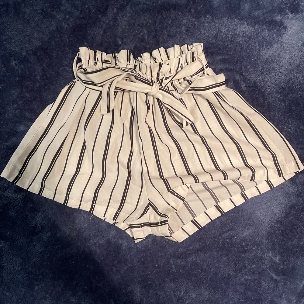 High waist shorts with string to tie, size small, color in black and white